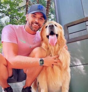 Cachorro Joca e seu tutor, em foto de arquivo das redes sociais
