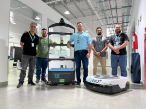 Na foto, Sérgio Abreu, Paulo Fonseca, Gledyson Cidade, Rafael Guabiraba e Jorge Ramos, time que desenvolve os projetos de robótica do INDT FOTO: Divulgação