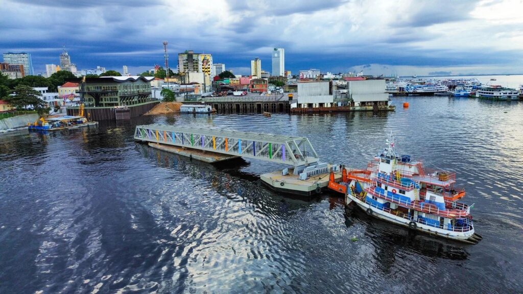 Instalação da segunda ponte do píer turístico Manaus 355 (Foto: Semcom)