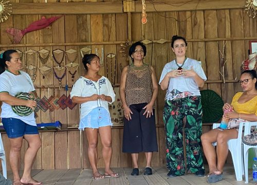 Representantes da Remaf em reunião com as mulheres da comunidade Saracá, no rio Negro (Foto: Divulgação)