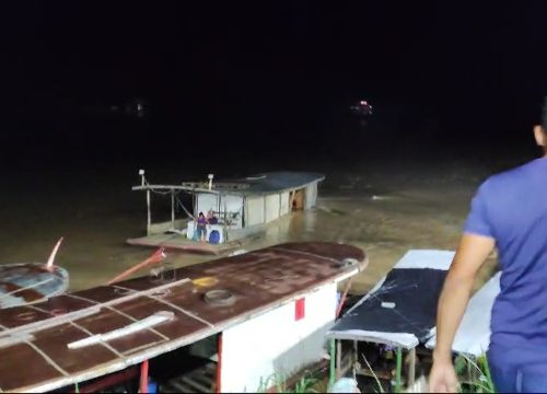 Barco foi arrastado pela correnteza enquanto populares socorriam os passageiros (Foto: Reprodução do vídeo)