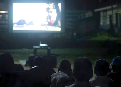Cinema em praça pública nas comunidades ribeirinhas (Foto: Divulgação)